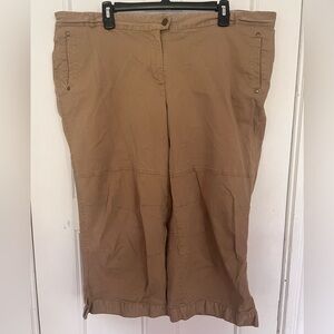 Avenue Capri pants in khaki size 18